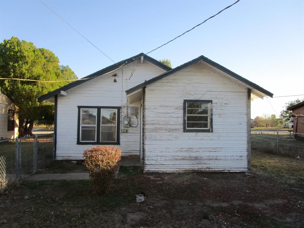 220 Southwest 5th Street Hamlin, TX 79520 - Photo 14 of 28 a front view of a house with garden