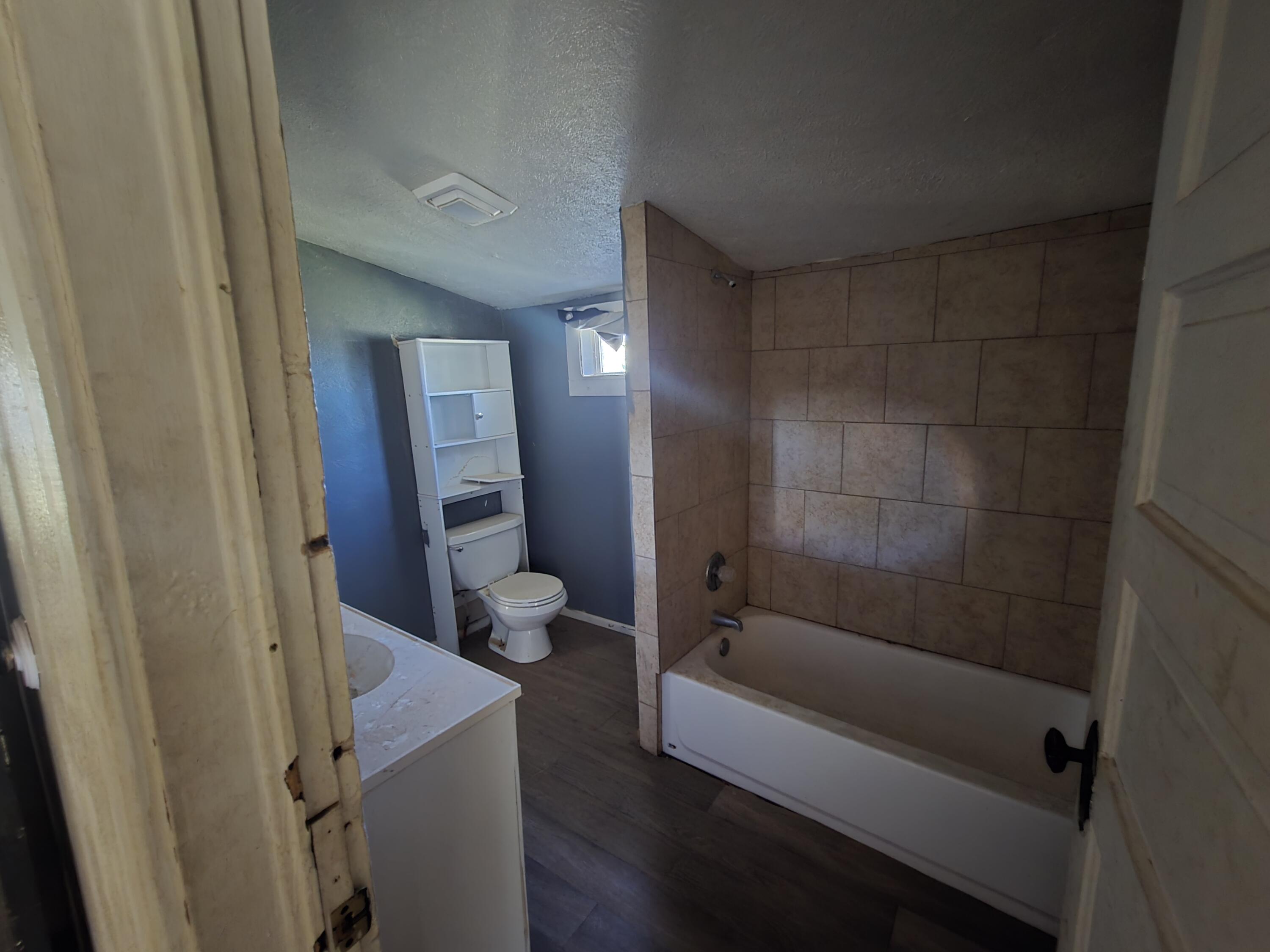 711 Fresno Plainview, TX 79072 - Photo 8 of 13 a bathroom with a bathtub
