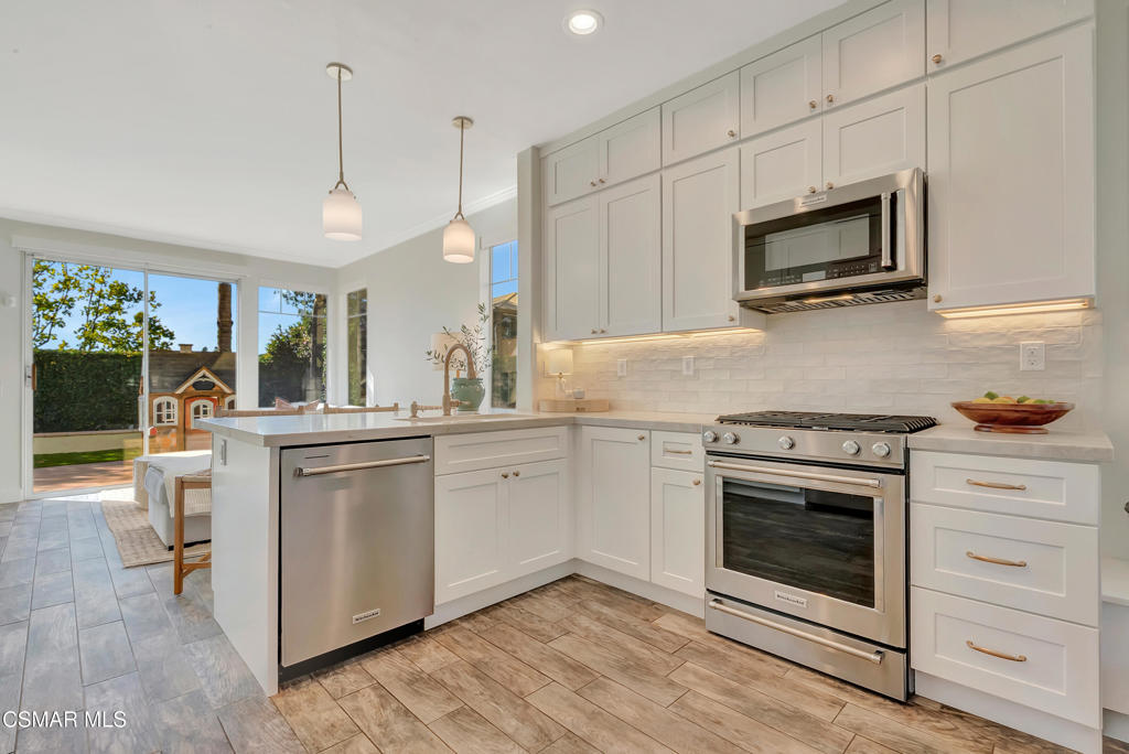 531 Shadow Lane Simi Valley, CA 93065 - Photo 4 of 36