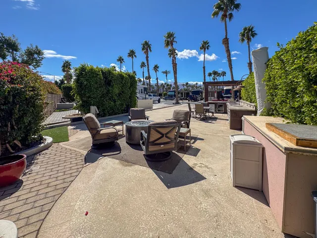 a view of a backyard