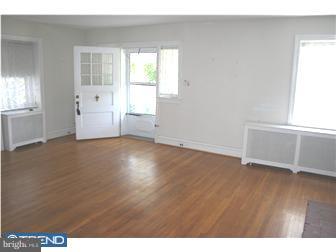 120 Crestview Road Upper Darby, PA 19082 - Photo 3 of 12 Living Room