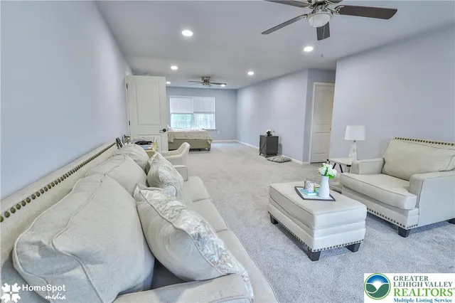 a view of livingroom with furniture