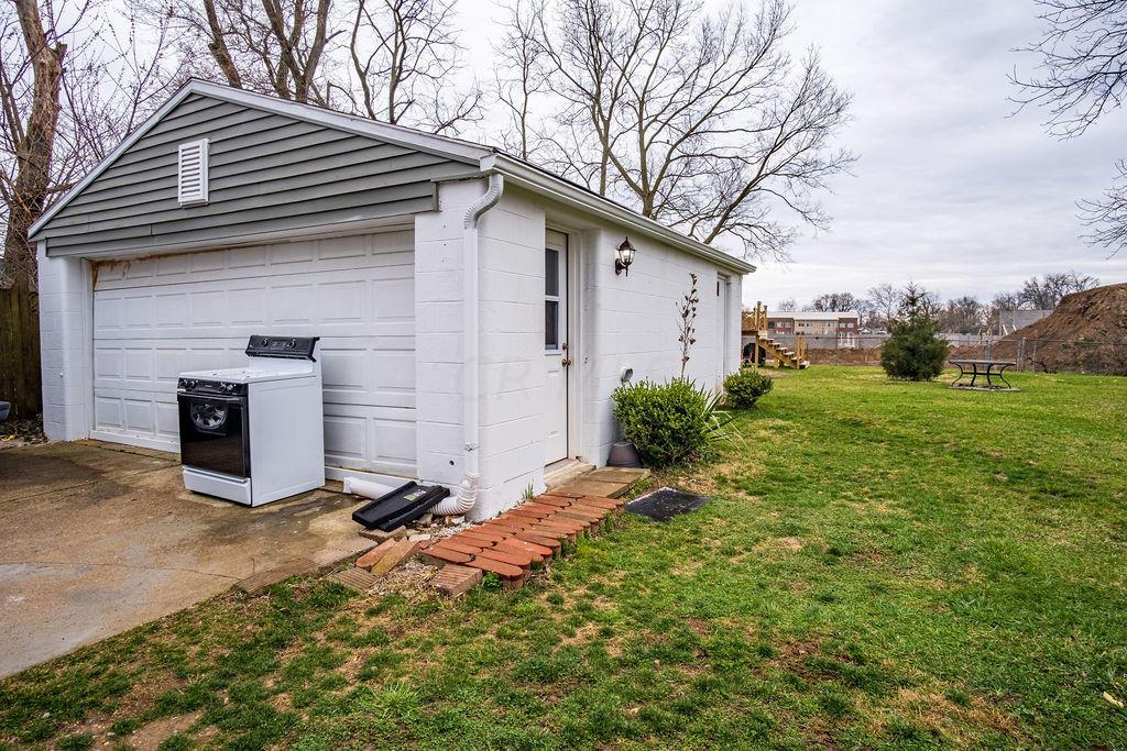 1503 Greenleaf Road Columbus, OH 43223 - Photo 5 of 23