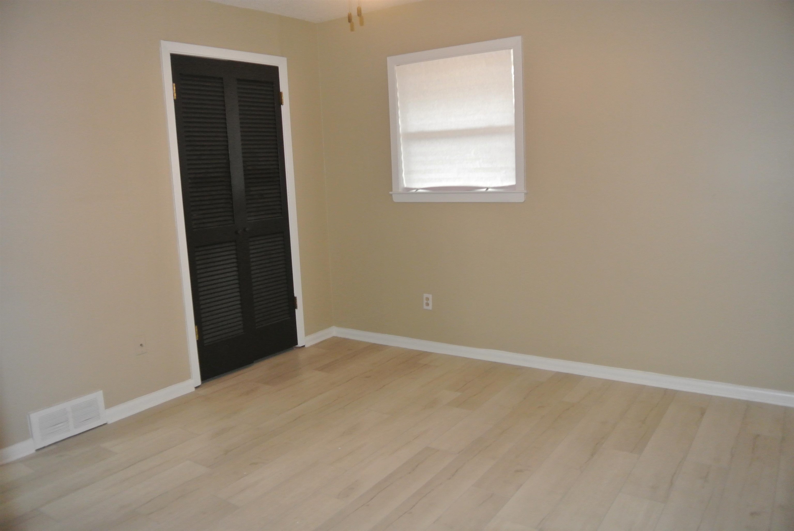 426 Cardinal Drive Collierville, TN 38017 - Photo 14 of 21 an empty room with windows and closet