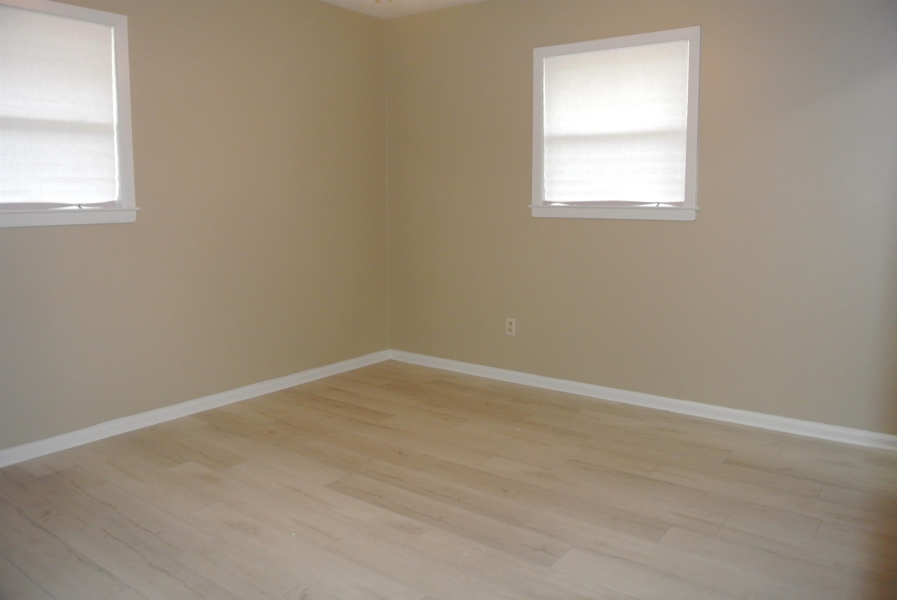 426 Cardinal Drive Collierville, TN 38017 - Photo 15 of 21 an empty room with a window
