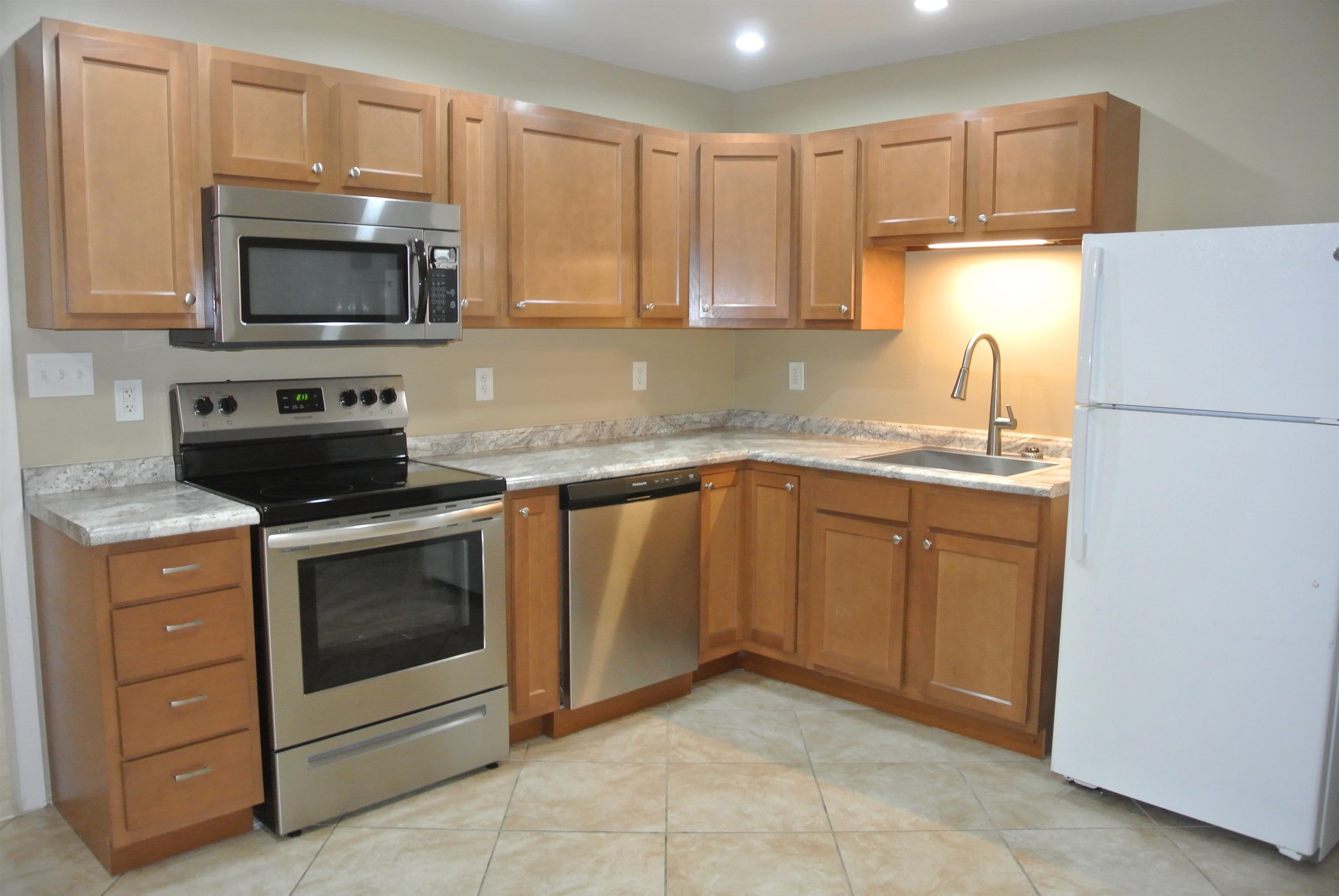 426 Cardinal Drive Collierville, TN 38017 - Photo 5 of 21 a kitchen with a sink stove and microwave