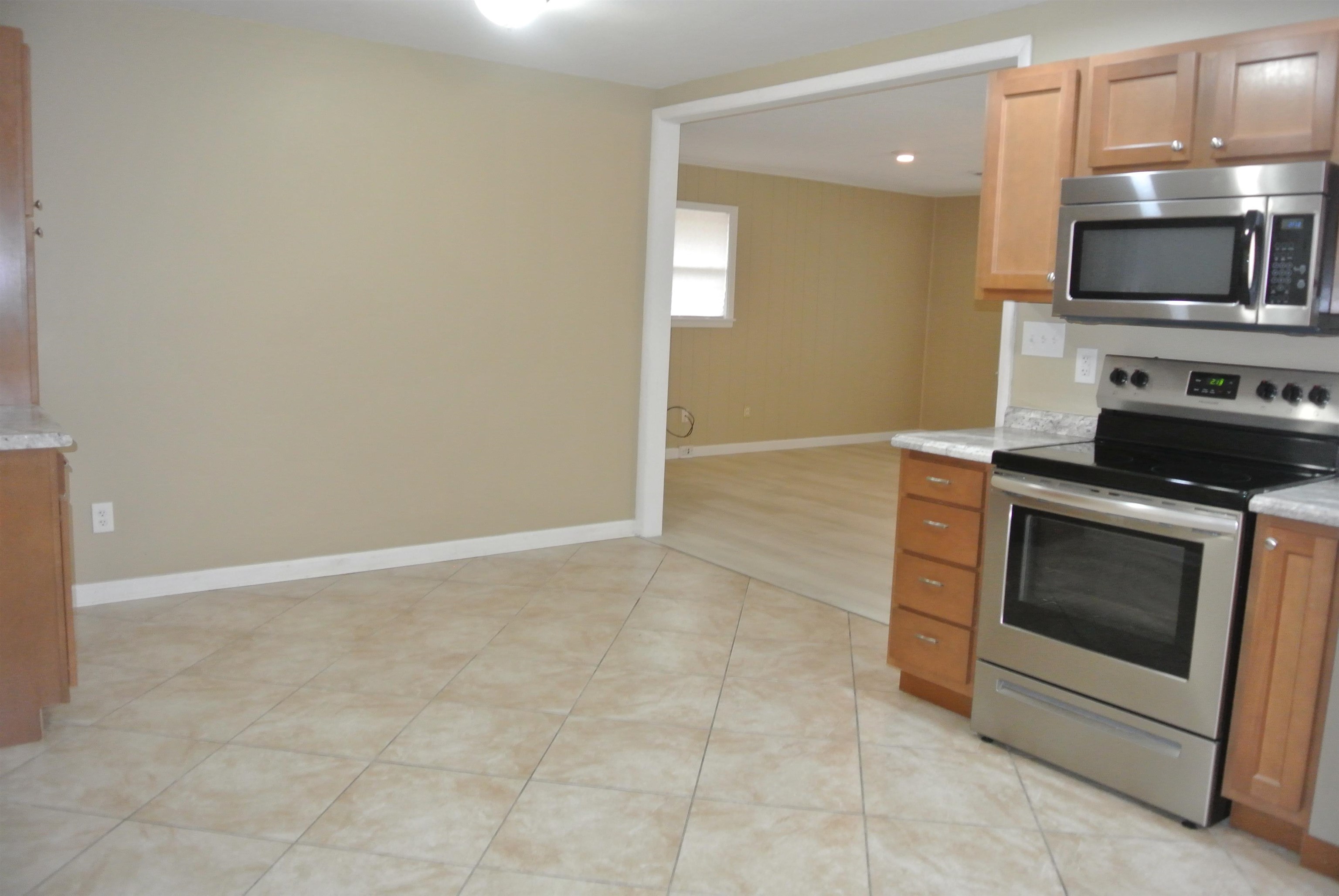 426 Cardinal Drive Collierville, TN 38017 - Photo 7 of 21 a kitchen with a stove and a microwave
