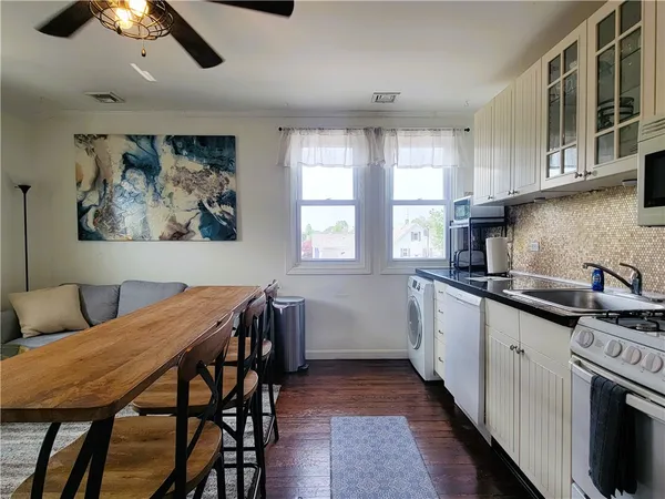 $4,000 | 11 Hammond Street, Unit 3, Newport, RI 02840