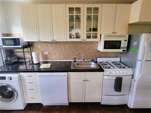 $4,000 | 11 Hammond Street, Unit 3, Newport, RI 02840