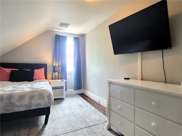 $4,000 | 11 Hammond Street, Unit 3, Newport, RI 02840