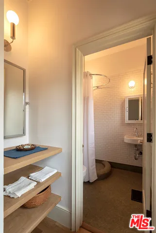 a view of utility room