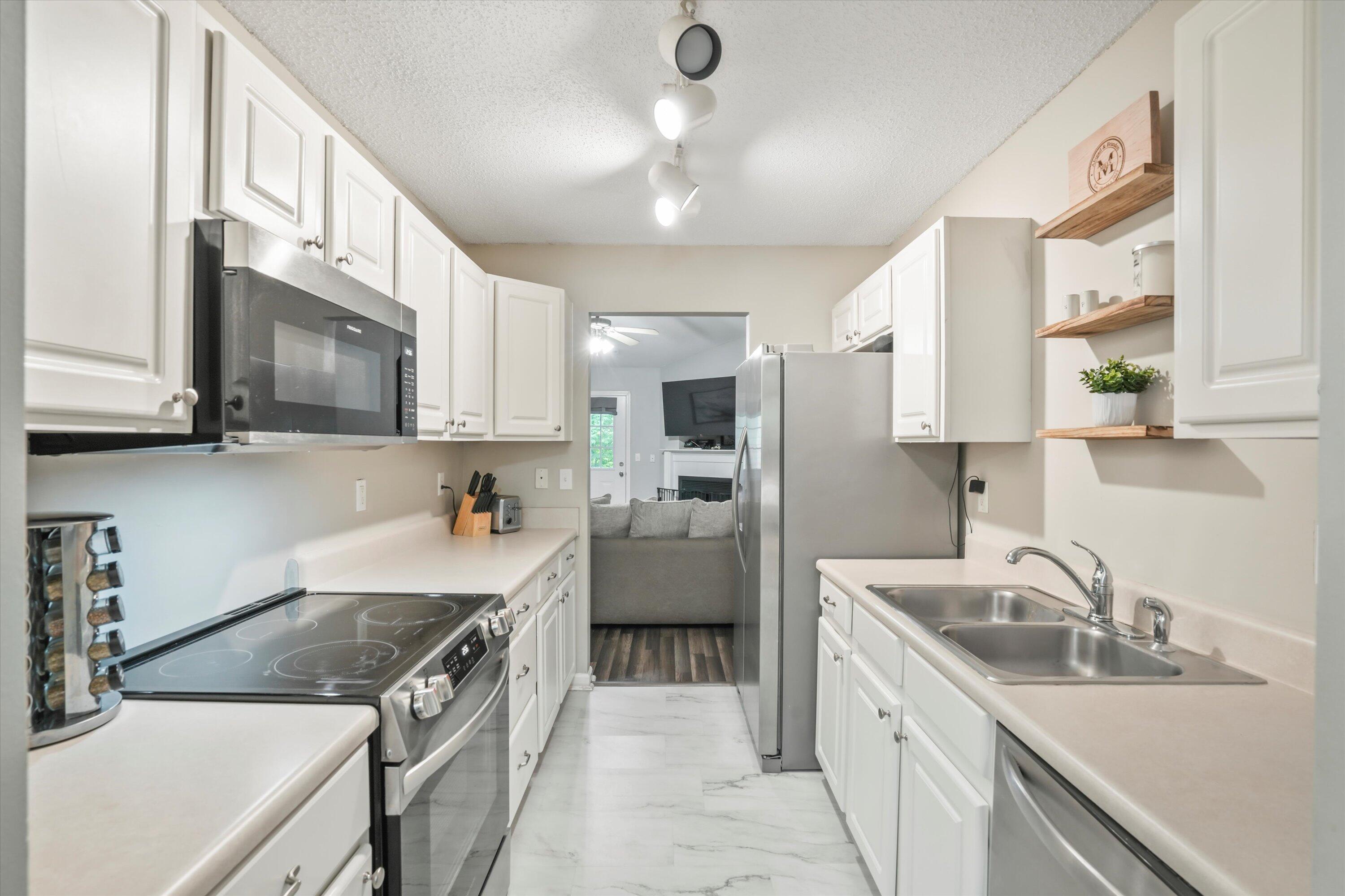 7999 Vermont Road North Charleston, SC 29418 - Photo 6 of 24 Kitchen