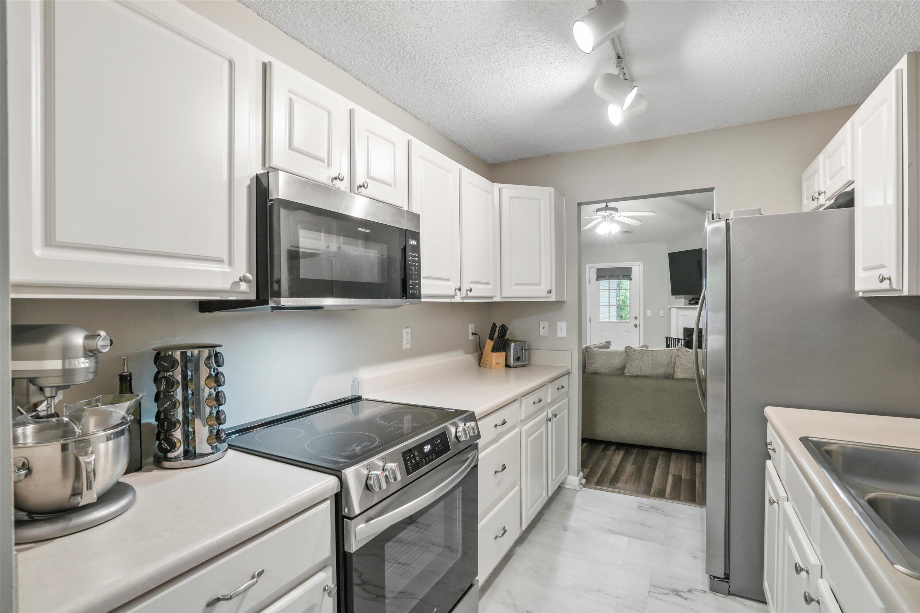 7999 Vermont Road North Charleston, SC 29418 - Photo 7 of 24 Kitchen