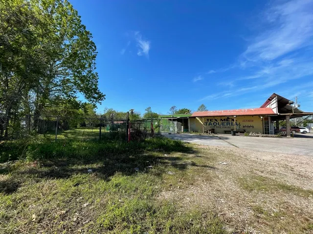 a view of a house with entertaining space