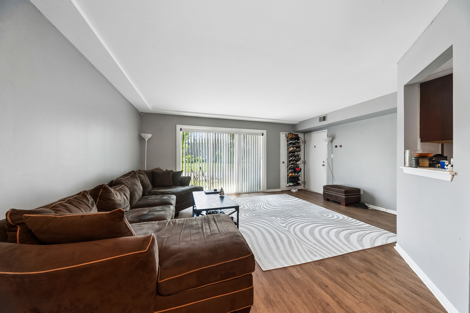 10337 B Dearlove Road Glenview, IL 60025 - Photo 6 of 25 Gallery Image 6