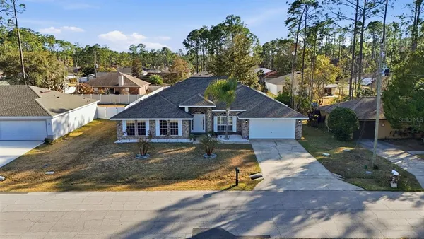 a view of a houses with a yard