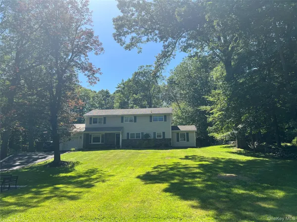 a view of a back yard