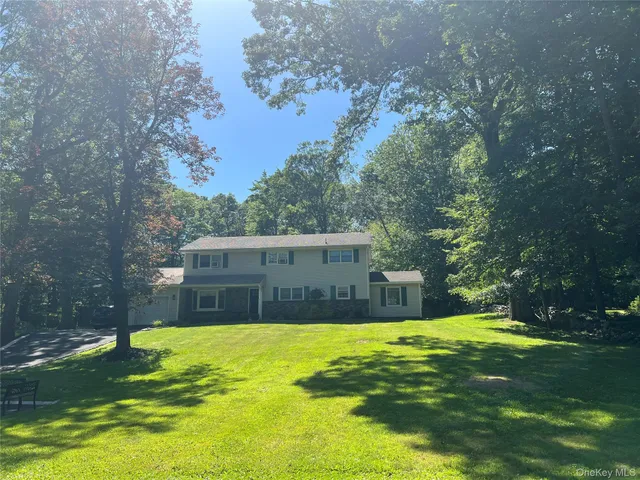 a view of a back yard