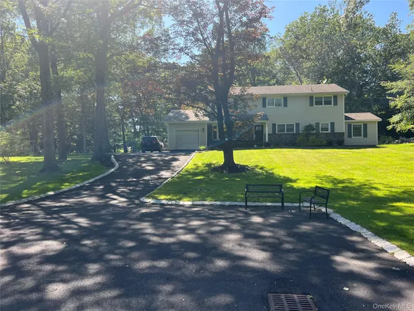 a view of a house with yard