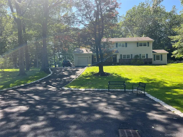 a view of a house with yard