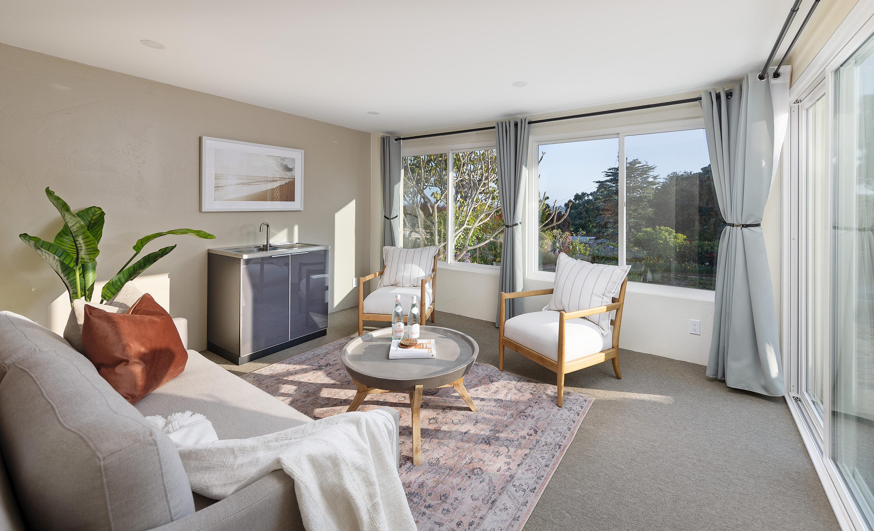 967 Garcia Road Santa Barbara, CA 93103 - Photo 14 of 20 Separate-entry suite living area