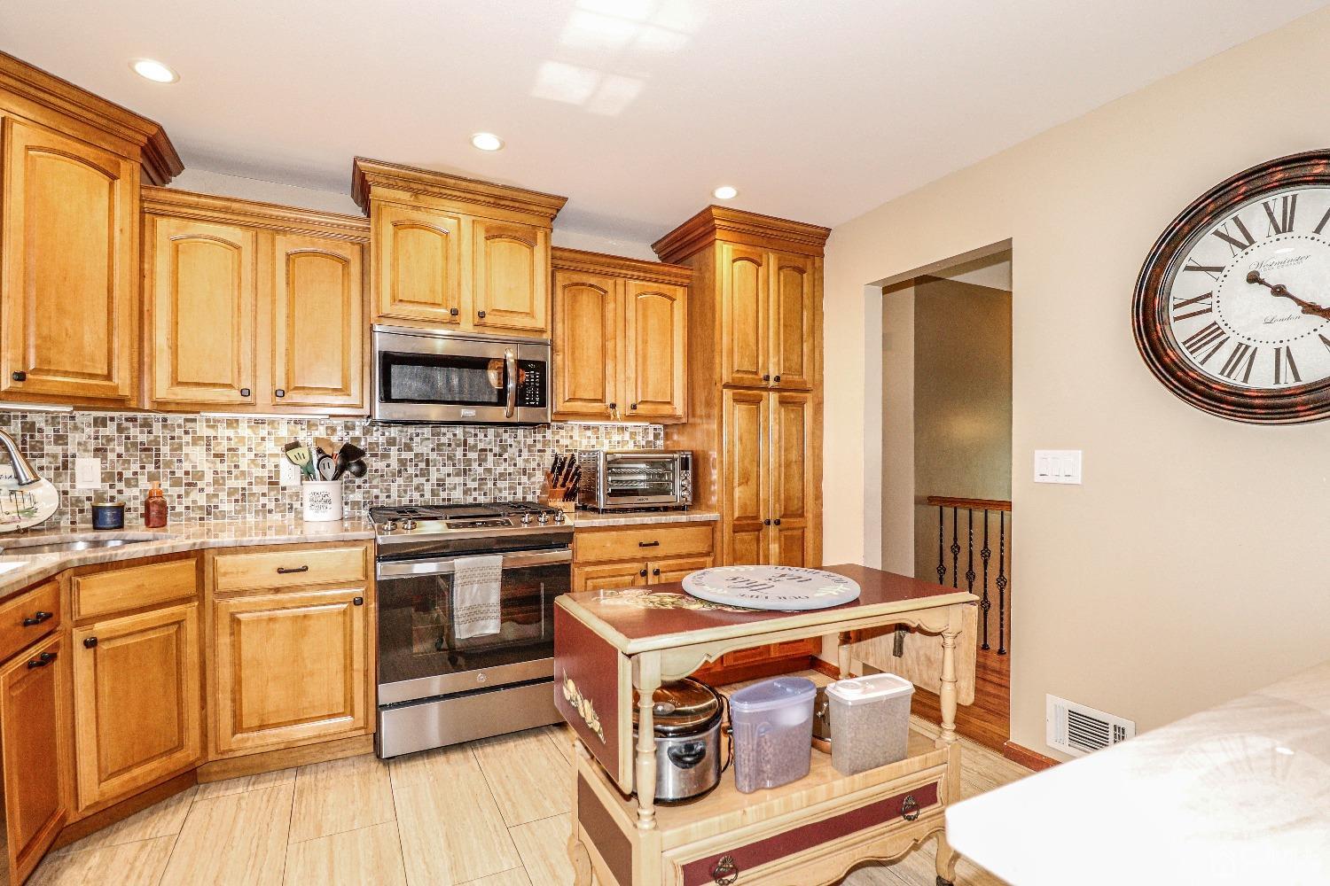 28 Eli Road Colonia, NJ 07067 - Photo 9 of 40 Gallery Image 9