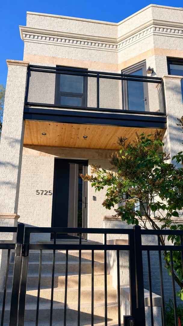 5725 North Ridge Avenue Chicago, IL 60660 - Photo 2 of 60 Gallery Image 2