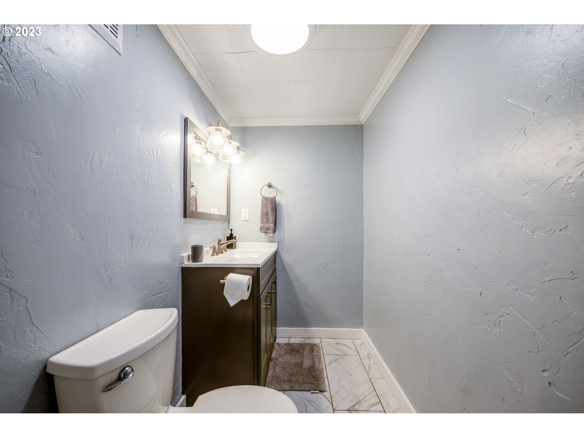 2290 E Street Springfield, OR 97477 - Photo 21 of 45 a bathroom with a sink toilet and mirror
