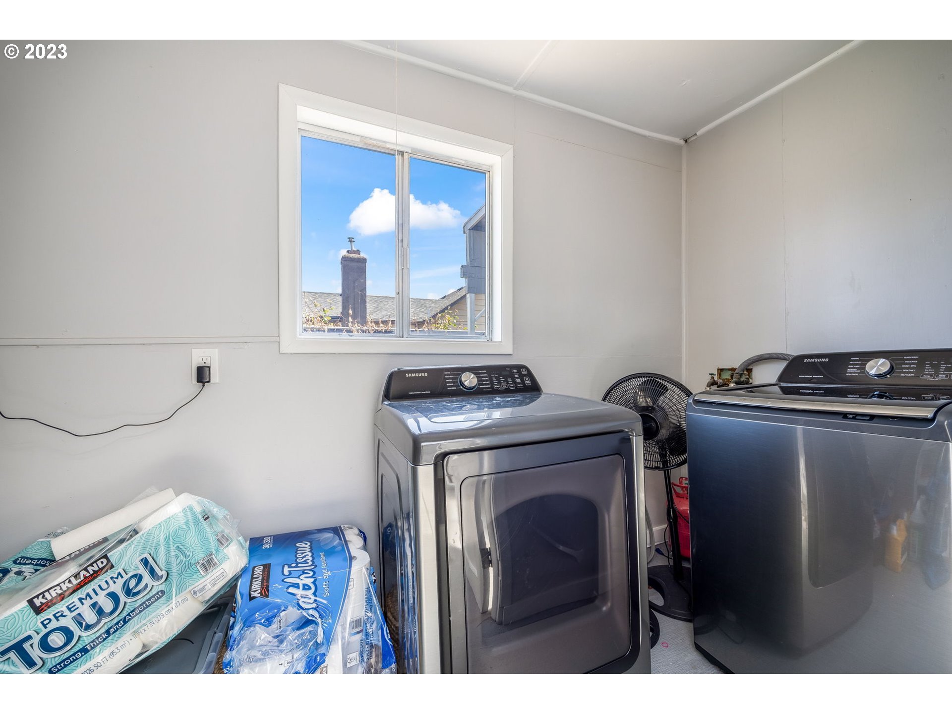 2290 E Street Springfield, OR 97477 - Photo 35 of 45 a utility room with dryer and washer