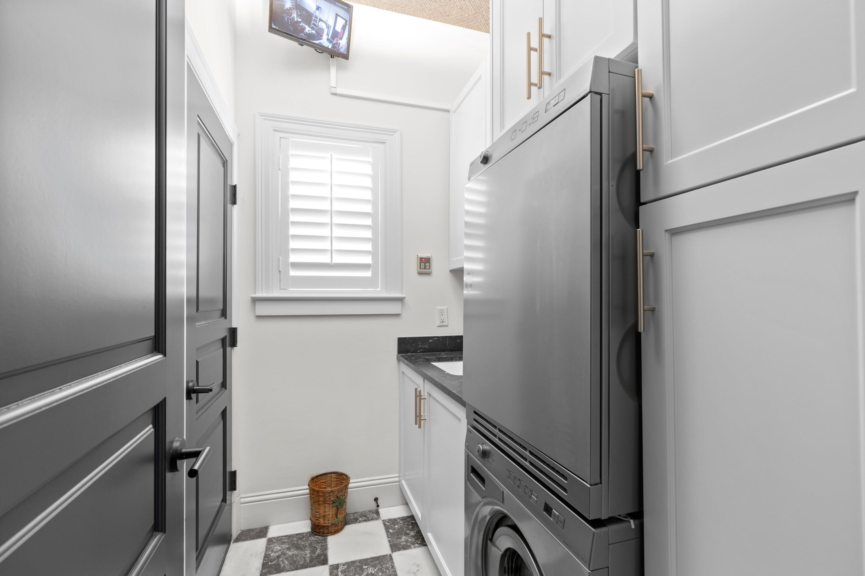 533 Westwood Road West Palm Beach, FL 33401 - Photo 31 of 43 a bathroom with a sink a toilet and a shower