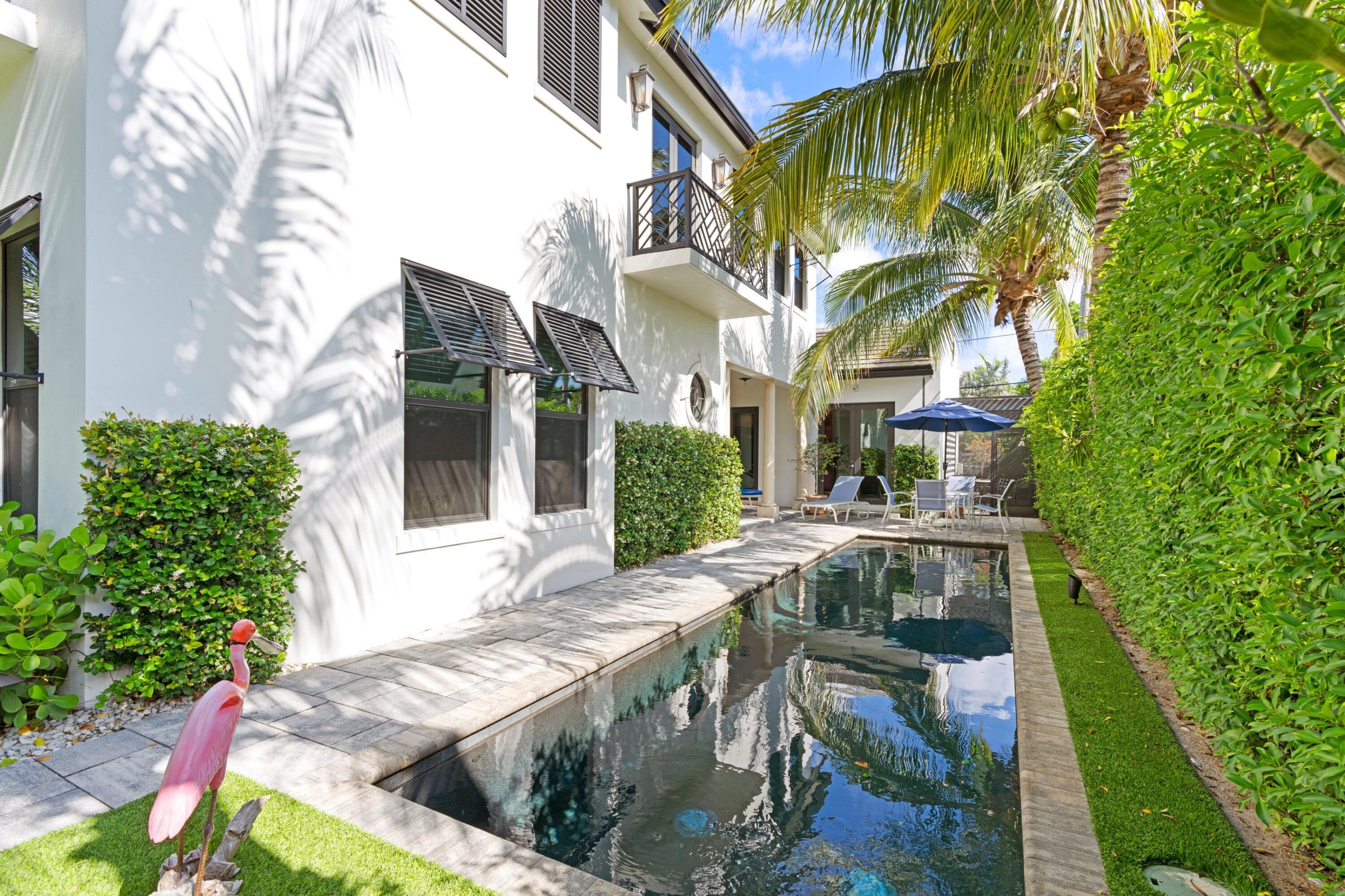 533 Westwood Road West Palm Beach, FL 33401 - Photo 5 of 43 a view of a house with backyard and sitting area