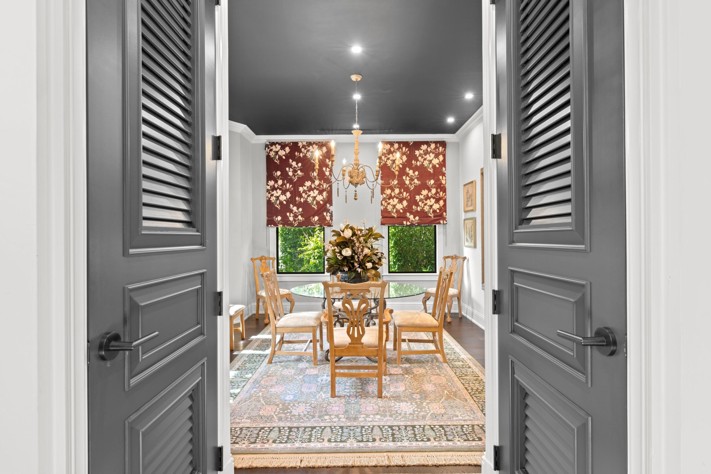 533 Westwood Road West Palm Beach, FL 33401 - Photo 9 of 43 a view of a dining room with furniture and a potted plant