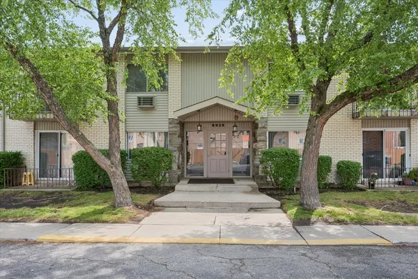 $225,000 | 8932 Steven Drive, Unit 2C, Des Plaines, IL 60016