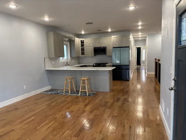 $4,800 | 251 Manhattan Avenue, Unit 1, Jersey City, NJ 07307