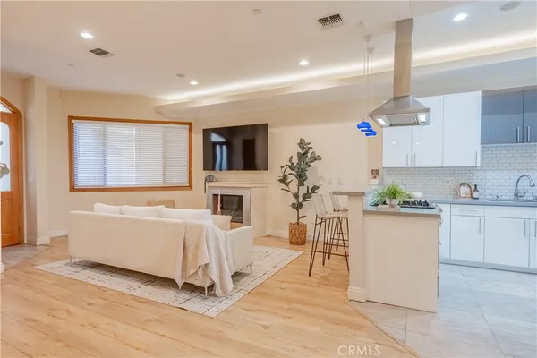 $765,000 | 216 North Buena Vista Street, Unit 113, Burbank, CA 91505