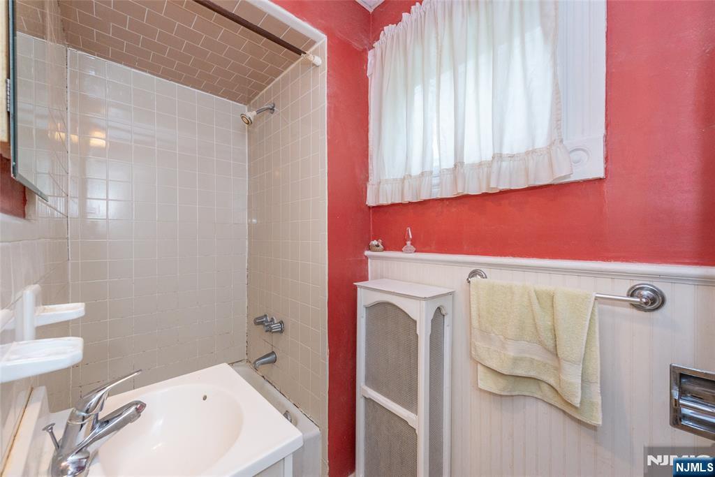 60 Martin Road Verona, NJ 07044 - Photo 5 of 21 Gallery Image 5