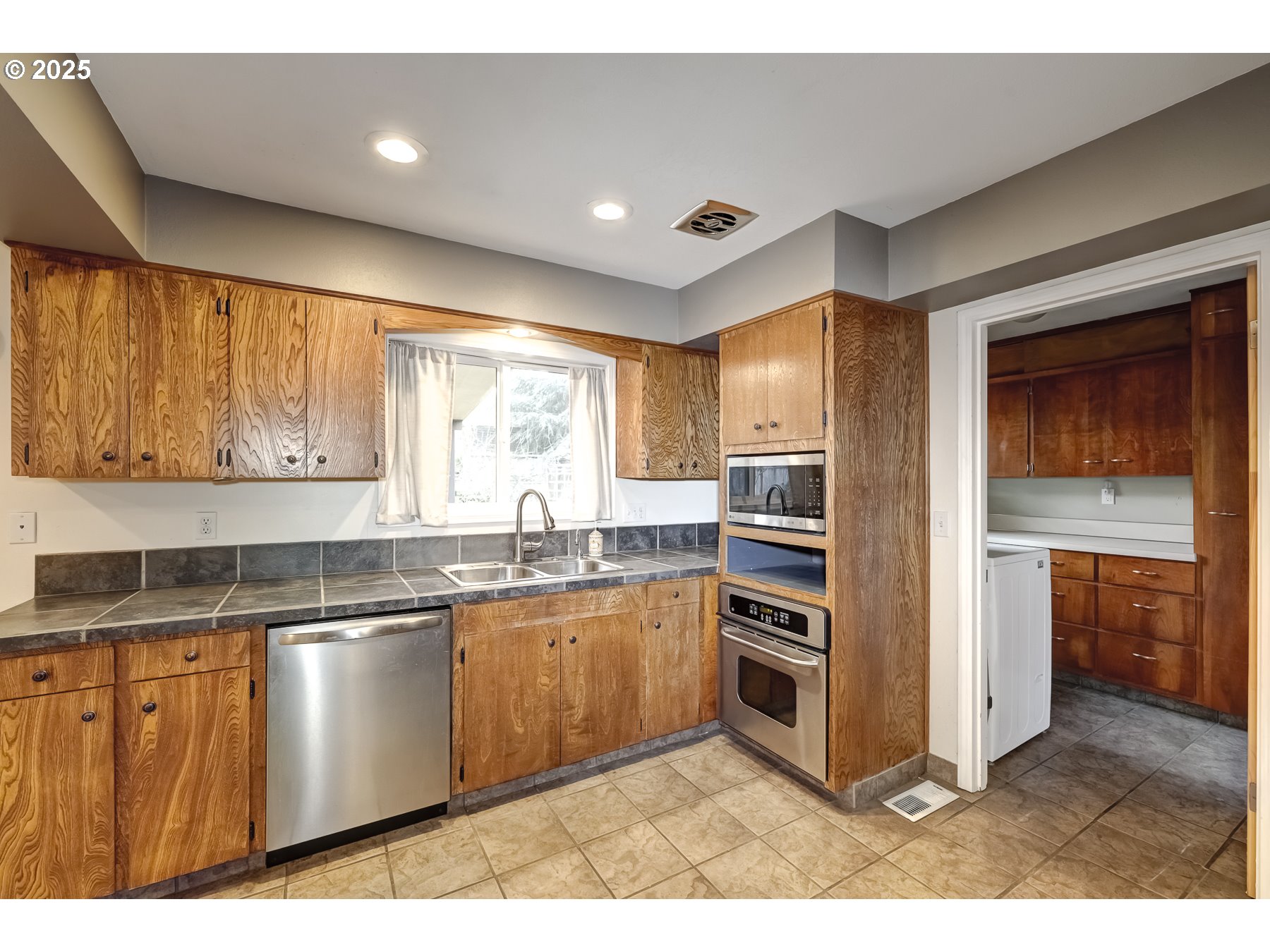 882 Northeast Donelson Road Hillsboro, OR 97124 - Photo 10 of 28 Gallery Image 10