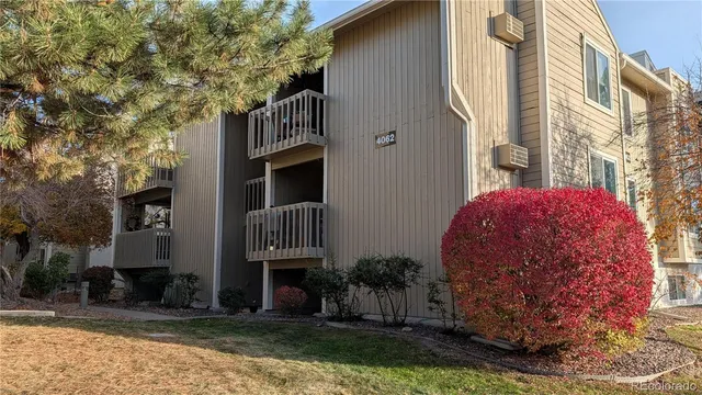 a view of front of a house with a yard