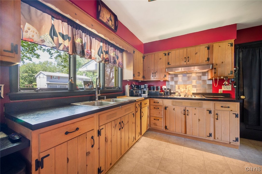 7958 Vernon Road South Cicero, NY 13039 - Photo 5 of 26