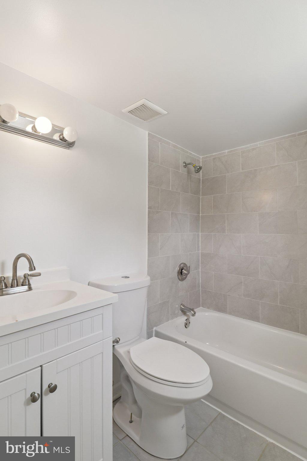 4604 Morgan Road Suitland, MD 20746 - Photo 25 of 38 a bathroom with a sink a toilet and a bathtub
