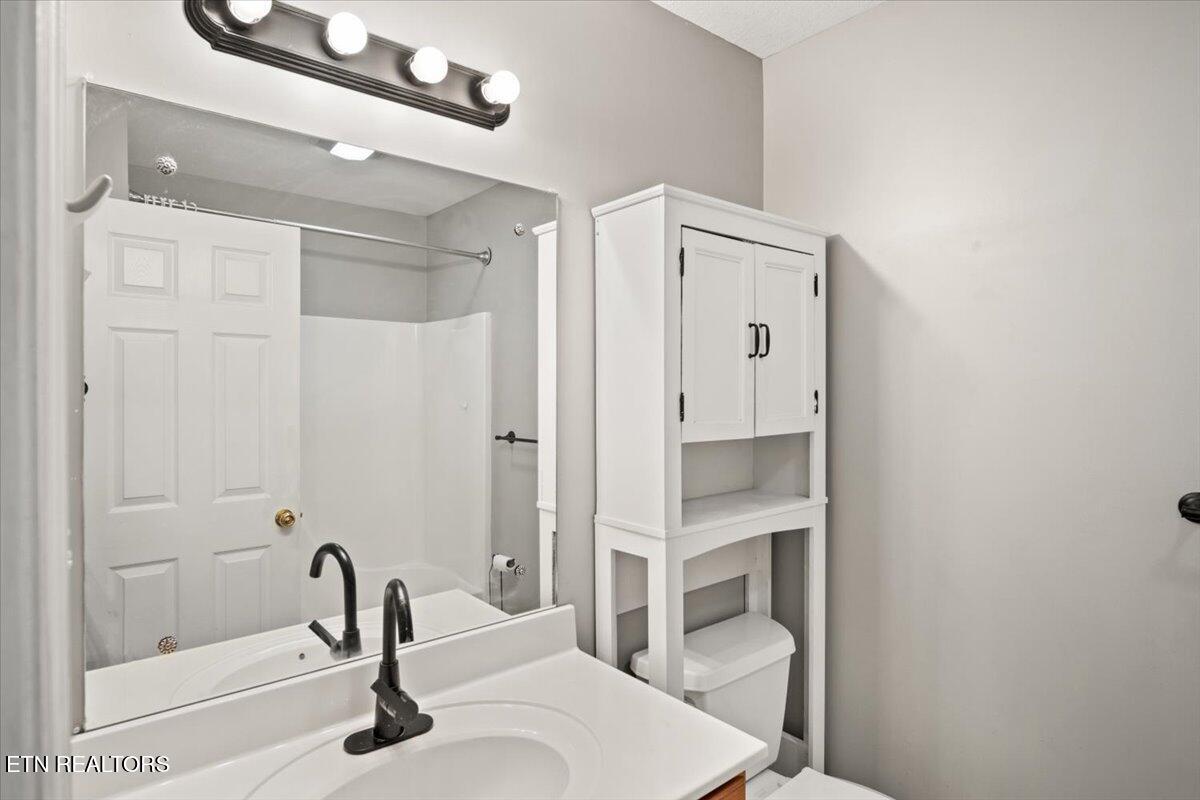 7608 Saddlegate Road Knoxville, TN 37920 - Photo 20 of 33 26-Full Bathroom
