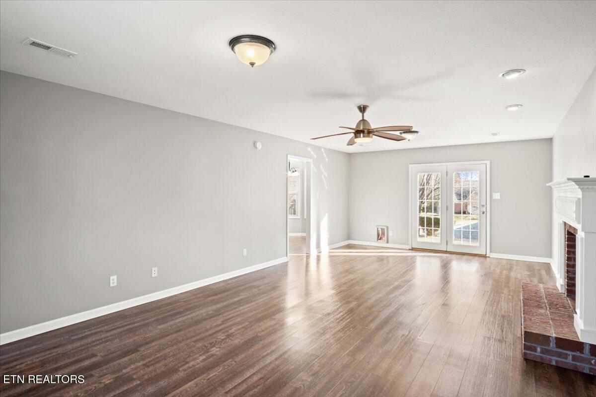 7608 Saddlegate Road Knoxville, TN 37920 - Photo 4 of 33 04-Living Room
