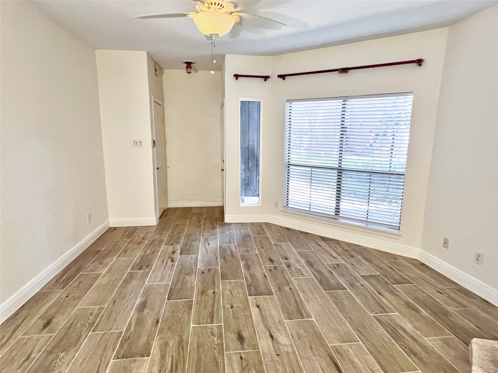 3130 Walnut Bend Lane, Unit 409 Houston, TX 77042 - Photo 3 of 30 FRONT ENTRY WAY