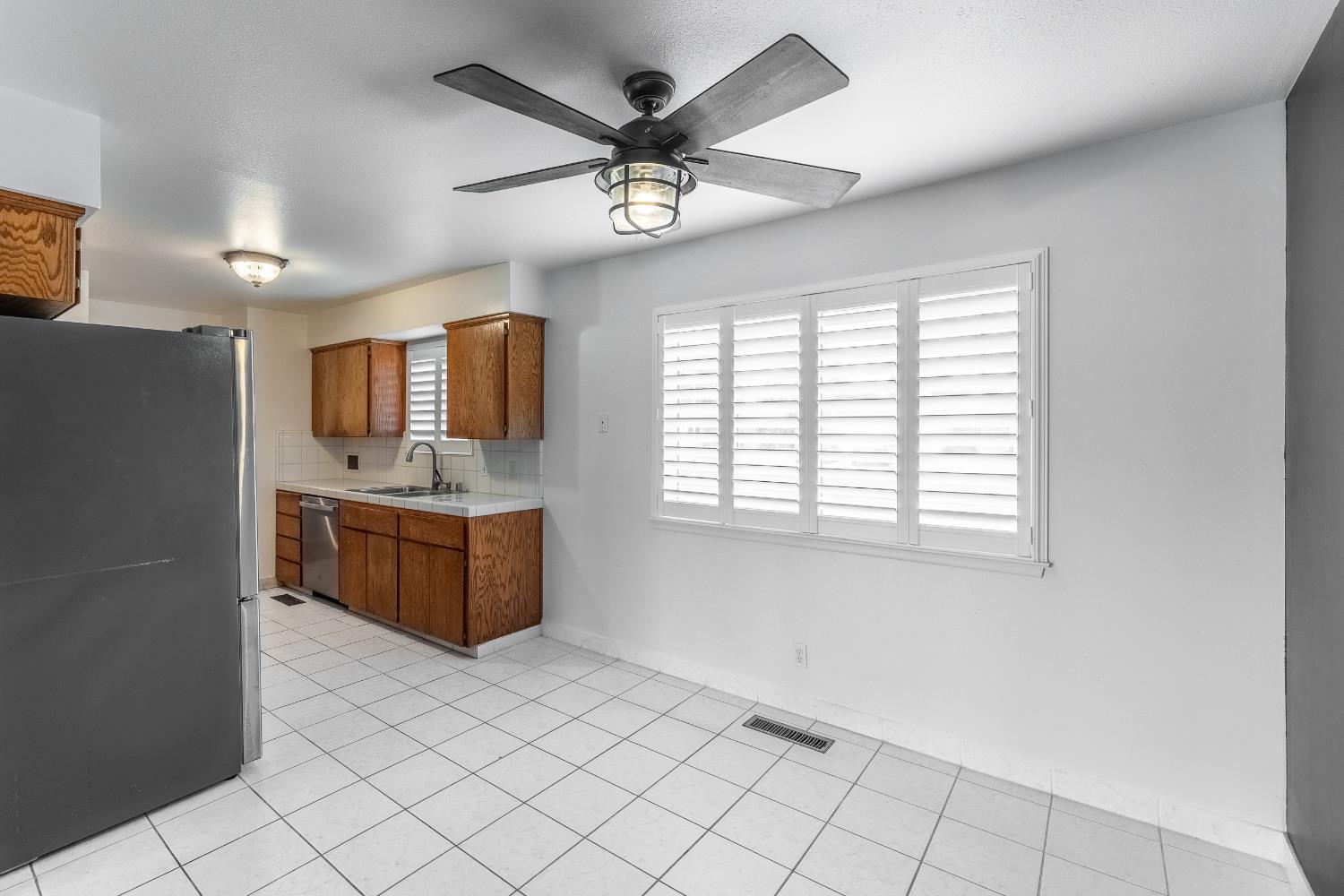 61 West Rall Avenue Clovis, CA 93612 - Photo 7 of 24