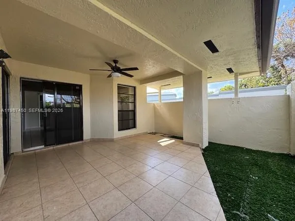 a view of entryway with a livingroom