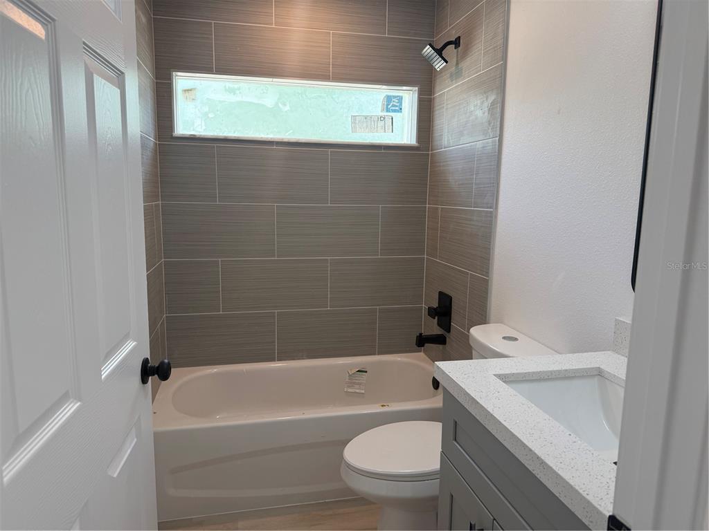 12847 Southwest 84th Terrace Road Ocala, FL 34473 - Photo 13 of 16 a bathroom with a toilet a sink and bathtub
