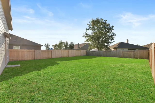 a view of yard with green space