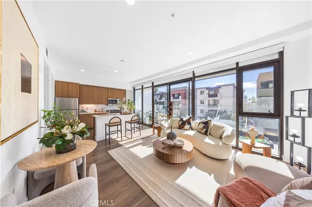 $898,800 | 709 East Walnut Street, Unit 315, Pasadena, CA 91101