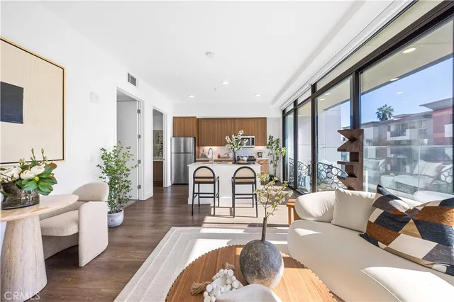 $898,800 | 709 East Walnut Street, Unit 315, Pasadena, CA 91101