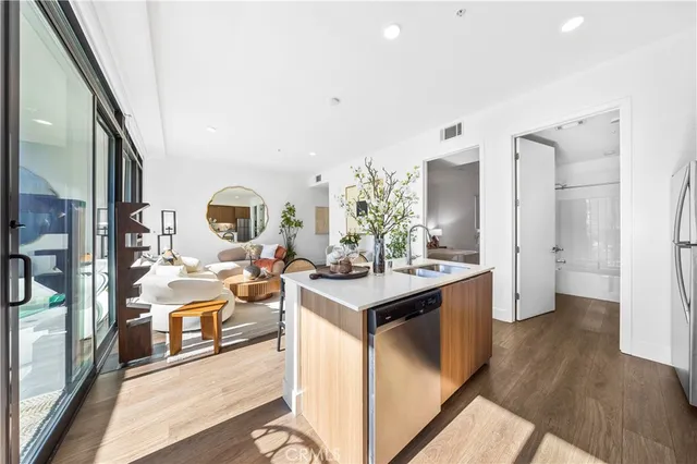 $898,800 | 709 East Walnut Street, Unit 315, Pasadena, CA 91101